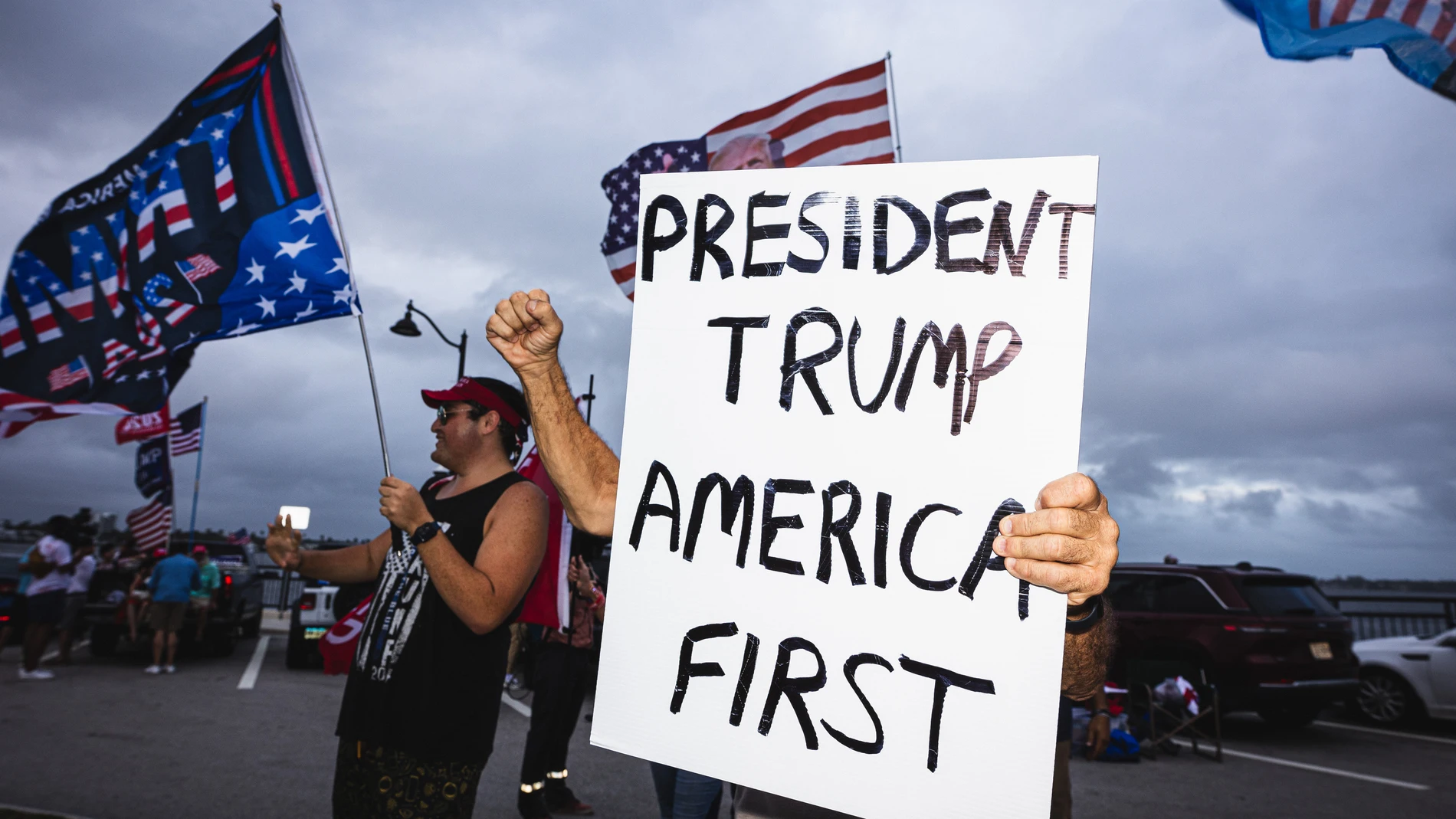 November 5, 2024, West Palm Beach, Florida, USA: Trump supporters rally outside of his Mar-A-Lago estate as they await the final results of the 2024 presidential elections.Europa Press/Contacto/Dave Decker05/11/2024 ONLY FOR USE IN SPAIN