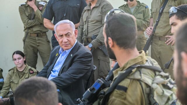 El "premier" israelí, Benjamin Netanyahu, junto a varios militares