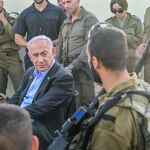 El "premier" israelí, Benjamin Netanyahu, junto a varios militares