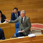 Alfonso Rueda responde a la oposición en una sesión de control en el Parlamento de Galicia