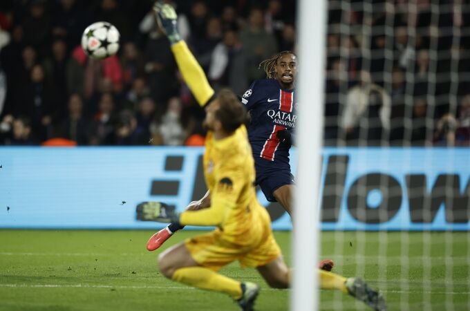 Oblak saca una mano increíble ante el disparo de Barcola