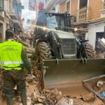 Efectivos del Ejército de Tierra limpian una calle en Paiporta