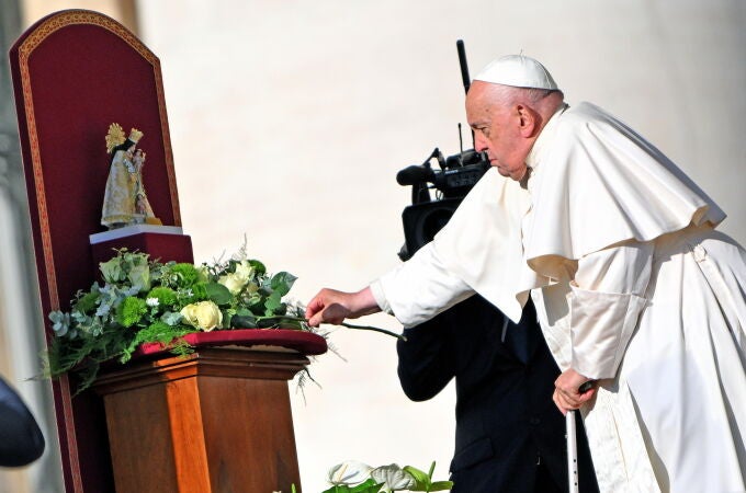 El pontífice ofreció una rosa blanca a la imagen cde la Virgen de los Desamparados, colocada en la plaza de San Pedro