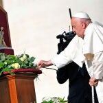 El pontífice ofreció una rosa blanca a la imagen cde la Virgen de los Desamparados, colocada en la plaza de San Pedro