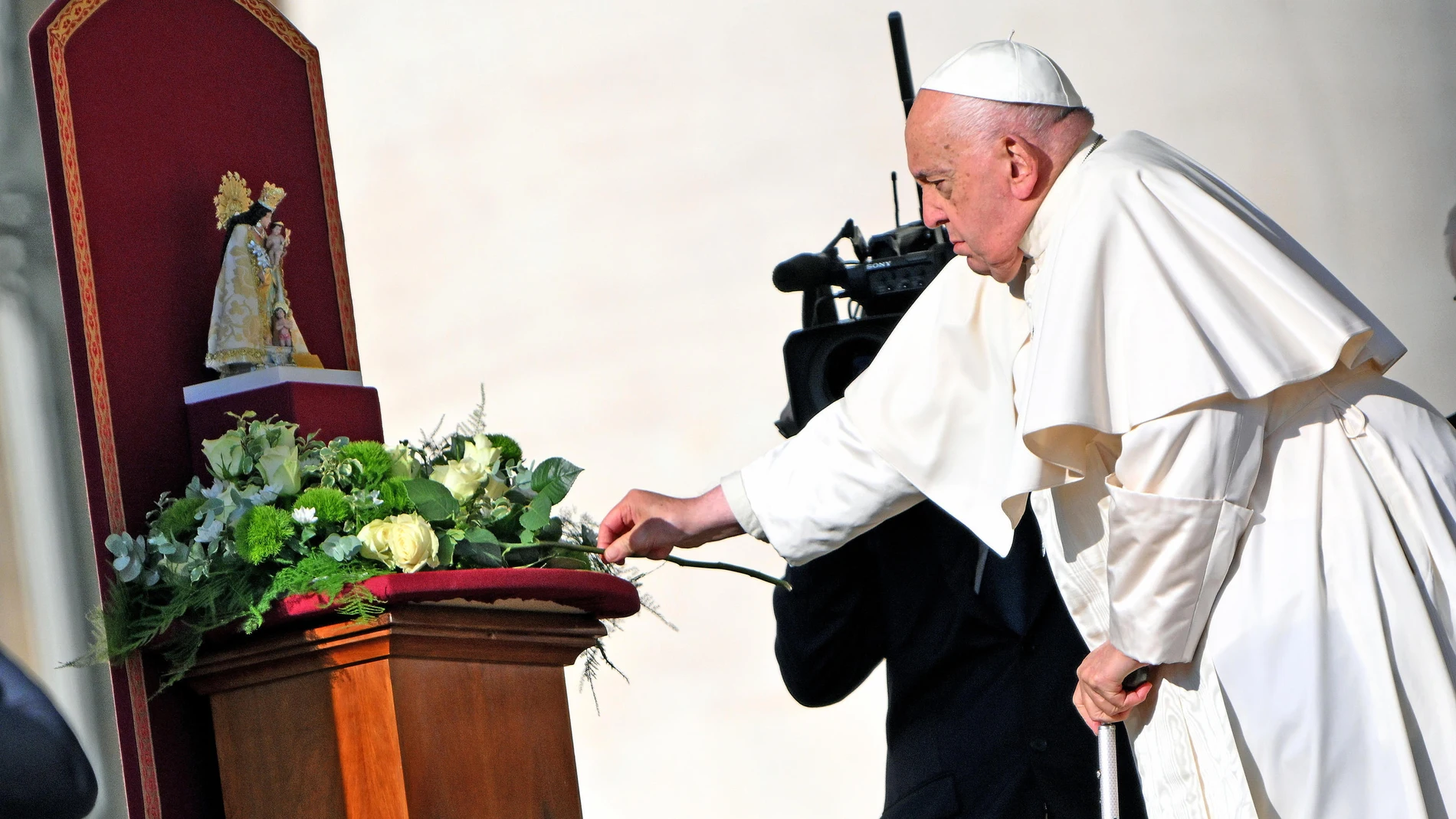 El pontífice ofreció una rosa blanca a la imagen cde la Virgen de los Desamparados, colocada en la plaza de San Pedro