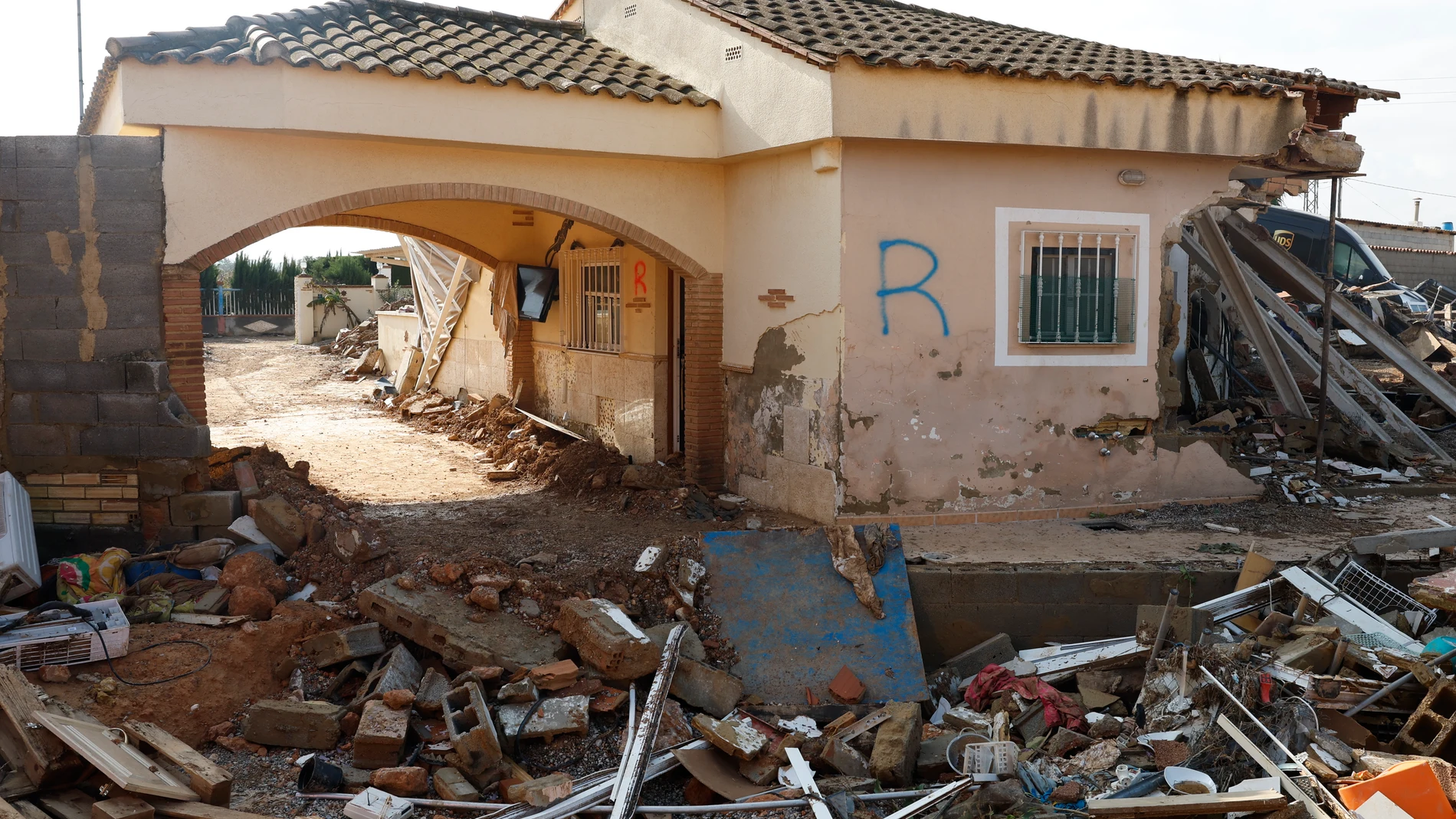 TORRENT (VALENCIA), 06/11/2024.- Destrozos en viviendas ocasionados por la dana en Torrent, donde se sigue buscando a dos menores de 3 y 5 años, este miércoles. Voluntarios, fuerzas de seguridad, bomberos, militares y vecinos de las localidades más afectadas por la dana continúan con las tareas de limpieza mientras los equipos de rescate siguen rastreando la zona para intentar localizar a las personas que aún sigue desaparecidas. EFE/J.J. Guillén