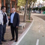 El alcalde de Valladolid, Jesús Julio Carnero, y el concejal de Urbanismo, Alberto Gutiérrez Alberca, visitan las obras del carril bici del paseo de Juan Carlos I, en el tramo comprendido entre la avenida de Soria y la calle Canterac.