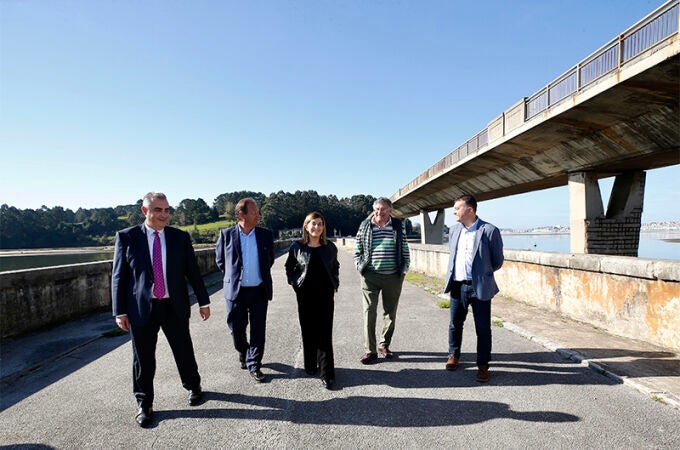 La presidenta cántabra, en el centro, en las obras de inauguración