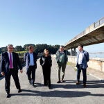 La presidenta cántabra, en el centro, en las obras de inauguración