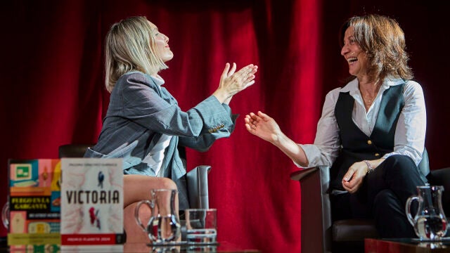 Beatriz Serrano (izquierda) y Paloma Sánchez-Garnica, hoy, en la presentación de sus novelas en la Real Academia Española