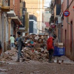 Retirada de enseres durante las labores de limpieza en una calle en Catarroja, Valencia, hoy miércoles