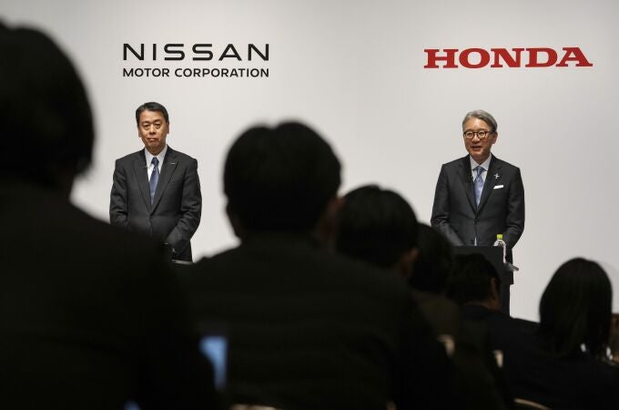 Tokyo (Japan), 15/03/2024.- Makoto Uchida (L), President and Chief Executive Officer of Nissan Motor Co., Ltd., and Toshihiro Mibe, President and Chief Executive Officer of Honda Motor Co., Ltd., attend a joint news conference to announce their partnership for electric vehicles (EVs) in Tokyo, Japan, 15 March 2024. (Japón, Tokio) EFE/EPA/KIMIMASA MAYAMA