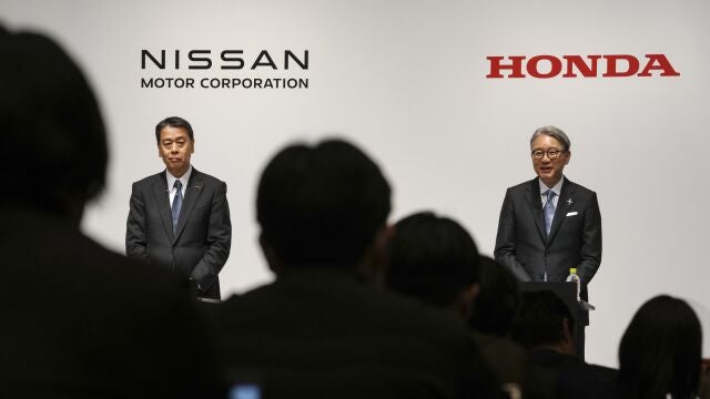 Tokyo (Japan), 15/03/2024.- Makoto Uchida (L), President and Chief Executive Officer of Nissan Motor Co., Ltd., and Toshihiro Mibe, President and Chief Executive Officer of Honda Motor Co., Ltd., attend a joint news conference to announce their partnership for electric vehicles (EVs) in Tokyo, Japan, 15 March 2024. (Japón, Tokio) EFE/EPA/KIMIMASA MAYAMA