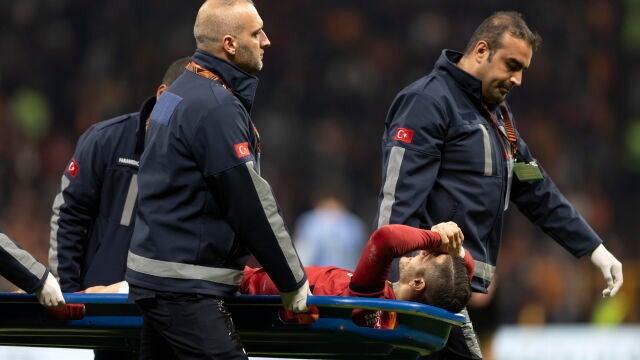 Mauro Icardi saliendo en camilla en el partido entre el Galatasaray vs Tottenham Hotspur.