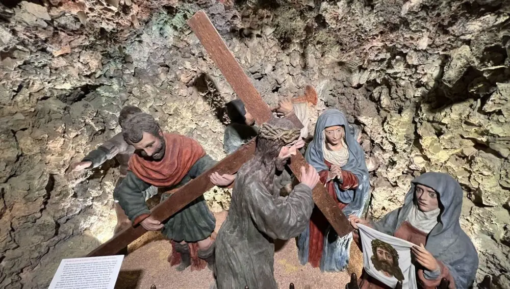 Jesús con la cruz en la Cueva de los Judíos de Mondéjar