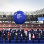 Foto de familia de los líderes que asistieron a la Cumbre de la Comunidad Política Europea en Budapest