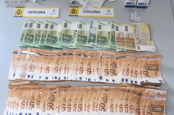 Dinero y sustancias incautadas en el domicilio.