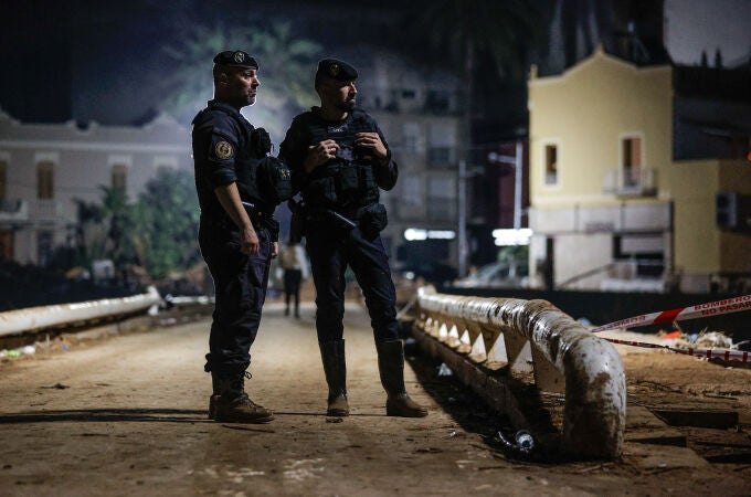 Patrulla nocturna de la Guardia Civil por las calles de Paiporta