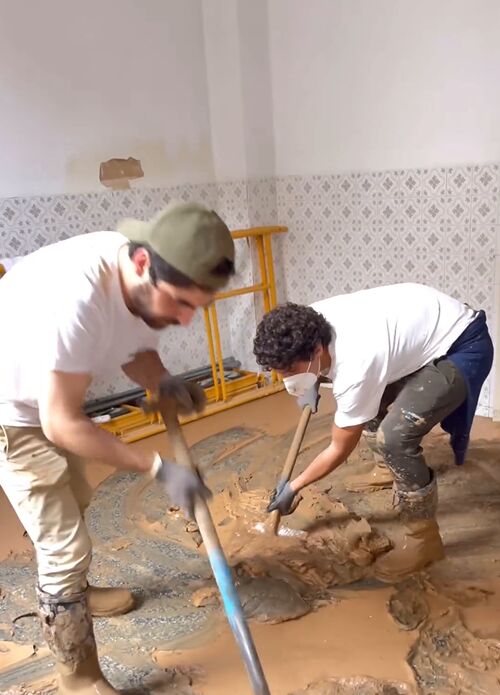 Tomás Páramo, limpiando barro junto a otros voluntarios