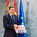 El consejero de Economía y Hacienda y portavoz, Carlos Fernández Carriedo, comparece en rueda de prensa posterior al Consejo de Gobierno