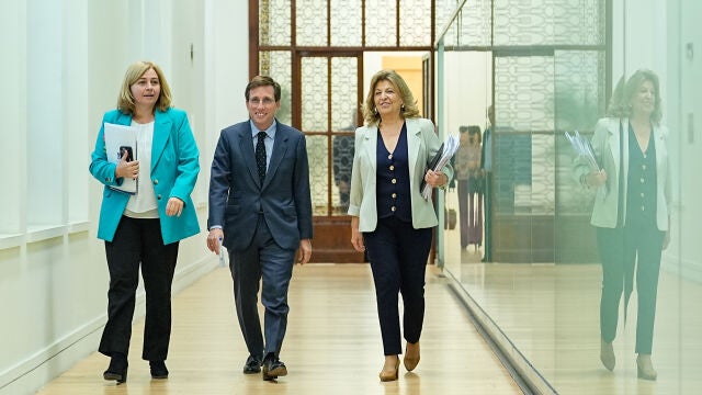 De izquierda a derecha, Inma Sanz, José Luis Martínez-Almeida y Engracia Hidalgo, esta mañana, en el Palacio de Cibeles