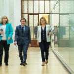 De izquierda a derecha, Inma Sanz, José Luis Martínez-Almeida y Engracia Hidalgo, esta mañana, en el Palacio de Cibeles