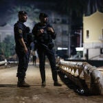 Patrulla nocturna de la Guardia Civil por las calles de Paiporta