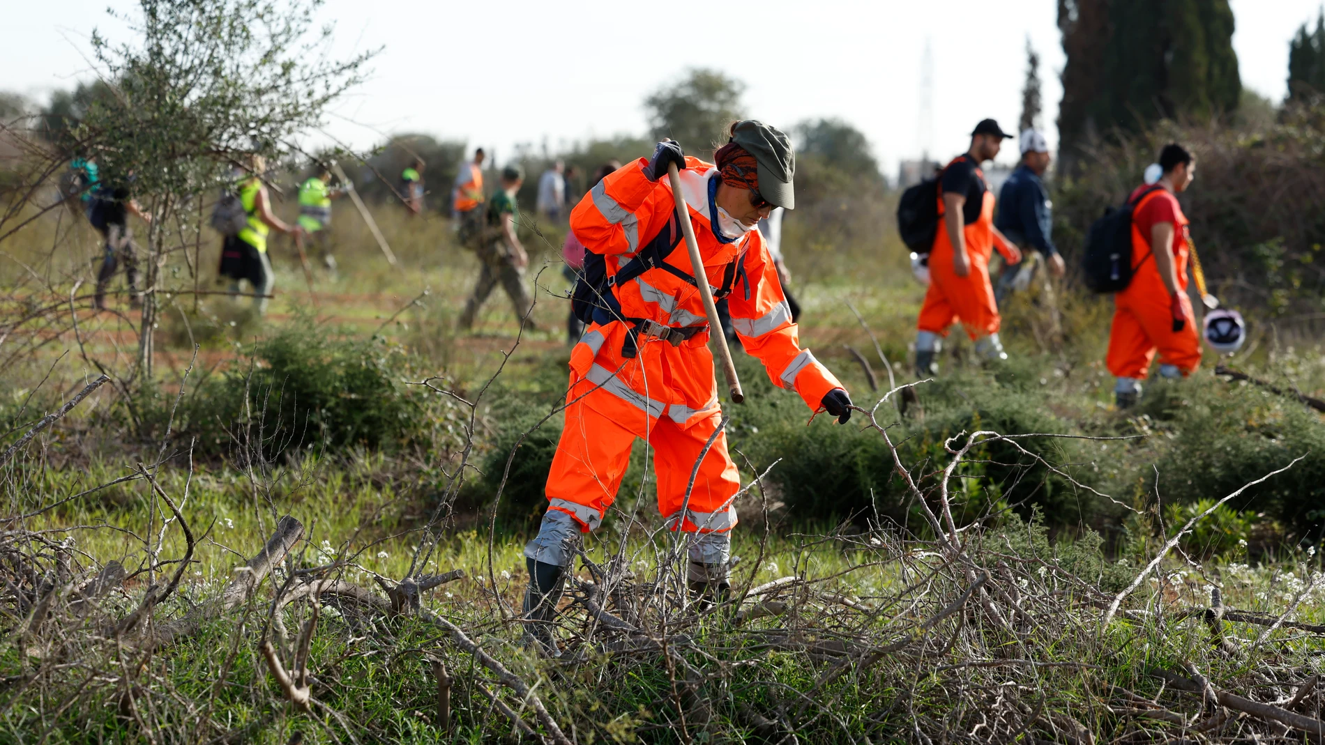 TORRENT (VALENCIA), 08/11/2024.- Un grupo de voluntarios rastrean los alrededores de la localidad de Torrent en busca de cuerpos arrastrados por las riadas, este viernes. Diez días después de la tragedia, los servicios de emergencia apuran hasta el límite la búsqueda de desaparecidos por la dana en Vàlencia, mientras, en medio de un cruce político de acusaciones entre administraciones por la gestión de la crisis, los miles de damnificados evalúan los daños y su vida sigue condicionada por los...