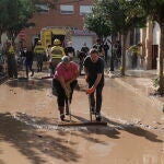 Efectivos de Castilla y León trabajan en labores de limpieza en las calles de Aldaya (Valencia) junto a los vecinos y voluntarios