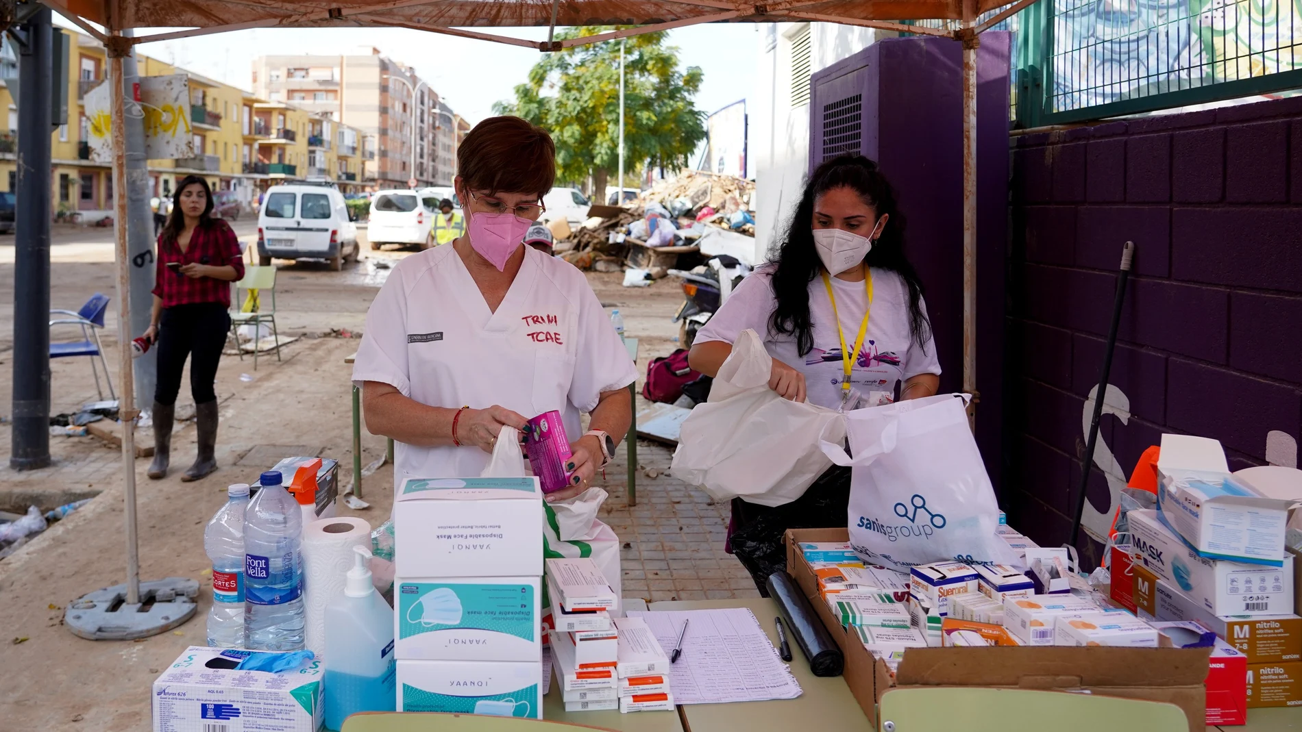 Voluntarios organizan cajas de medicamentos en un instituto habilitado como centro sanitario, a 5 de noviembre de 2024, en Sedavi, Valencia, Comunidad Valenciana (España). Hoy, se cumple una semana desde que la DANA arrasara la Comunitat Valenciana. Hasta el momento, hay 211 víctimas mortales y cuantiosos daños materiales en alrededor de 70 municipios de la provincia de Valencia, desde donde todavía hoy se siguen retirando enseres, vehículos y haciendo achiques de agua. Se ha restablecido ya el 98% del servicio eléctrico y el 93% de la población afectada ya dispone de suministro agua. Feria Valencia ha destinado siete pabellones, su Centro de Eventos y sus cocinas a diversas tareas logísticas y humanitarias para luchar contra los efectos de la DANA que ha afectado a la Comunitat Valenciana.