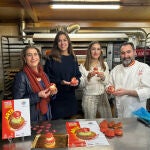 La concejala de Turismo, Eventos y Marca Ciudad, Blanca Jiménez, y el presidente de la Asociación de Confiteros de Valladolid, Rafael Mesonero, han presentado en la mañana de hoy el ‘Postre XX Aniversario Concurso Nacional de Pinchos y Tapas de Valladolid’.