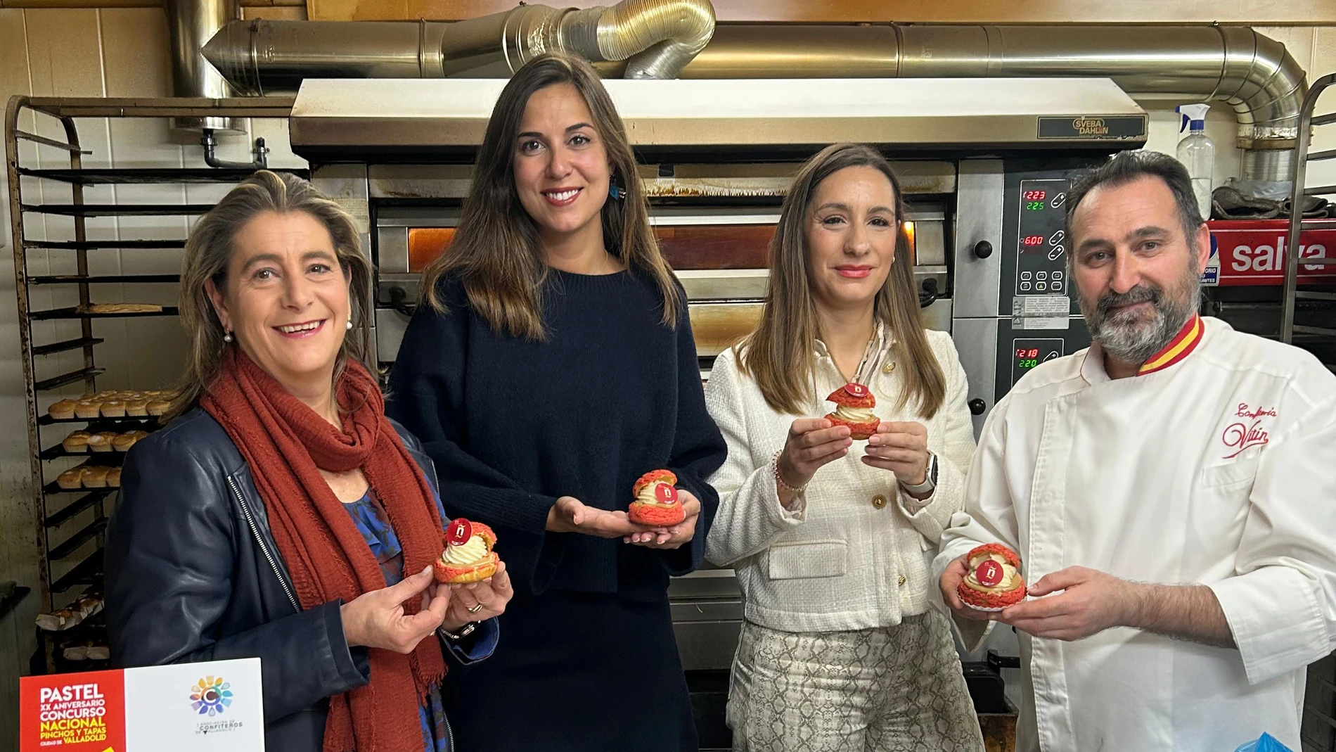 La concejala de Turismo, Eventos y Marca Ciudad, Blanca Jiménez, y el presidente de la Asociación de Confiteros de Valladolid, Rafael Mesonero, han presentado en la mañana de hoy el ‘Postre XX Aniversario Concurso Nacional de Pinchos y Tapas de Valladolid’.
