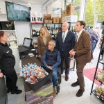 Carnero, De Propios, Íscar y Alicia García conversan con una de las empleadas de la tienda