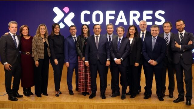 Eduardo Pastor rodeado de su equipo para presidir Cofares