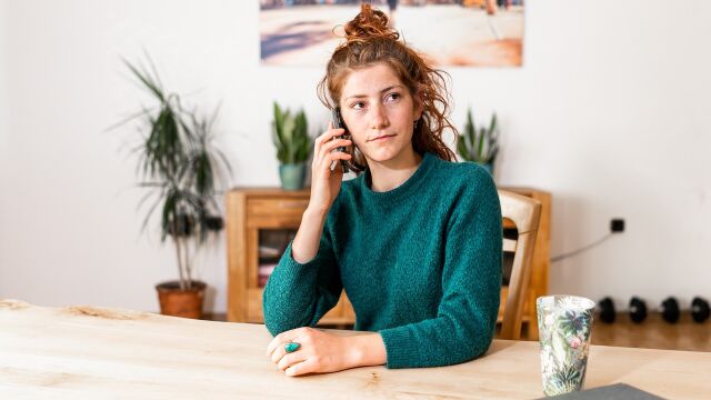 Chica hablando por teléfono