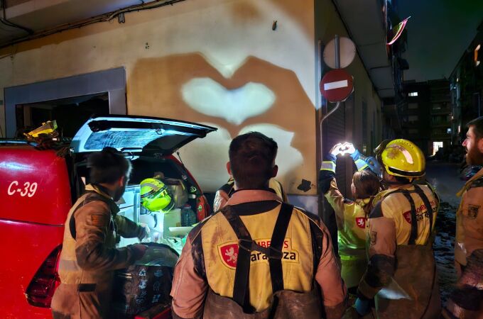 Los bomberos zaragozanos ayudan en Valencia a retirar casi 5.000 coches afectados en La Torre