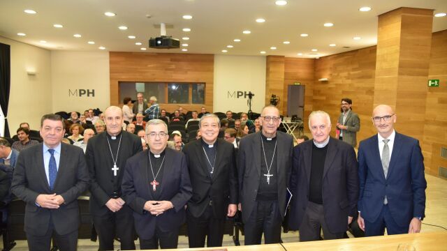 González Gago en la inauguración de la semana social de la Iglesia junto a Argüello o Bernardito Auza, entre otros