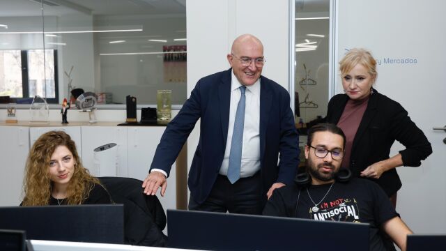 Jesús Julio Carnero y Leticia García en el Laboratorio Tecnológico de Contenidos Digitales