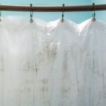 Ni lejía ni bicarbonato: el producto ideal para lavar y desinfectar las cortinas del baño