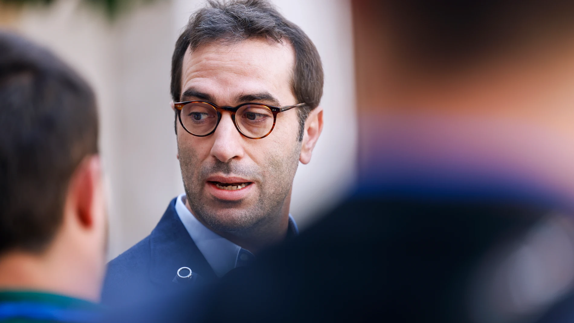 VALENCIA (ESPAÑA), 08/11/2024.- El ministro de Economía, Comercio y Empresa, Carlos Cuerpo hace declaraciones a los medios antes de su encuentro en Valencia con las principales asociaciones empresariales y representantes de los sectores afectados por la dana. EFE/ Ana Escobar