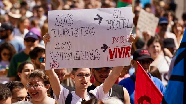 Un manifestante sujeta un cartel durante la pasada manifestación del 29 de junio de este año