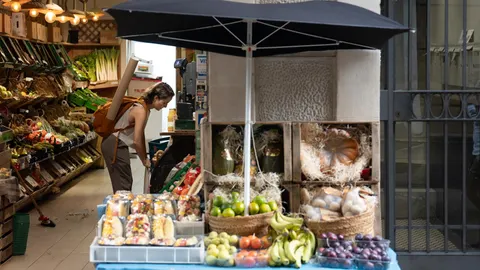 Varias frutas expuestas en el exterior de una frutería, a 17 de octubre de 2023, en Barcelona