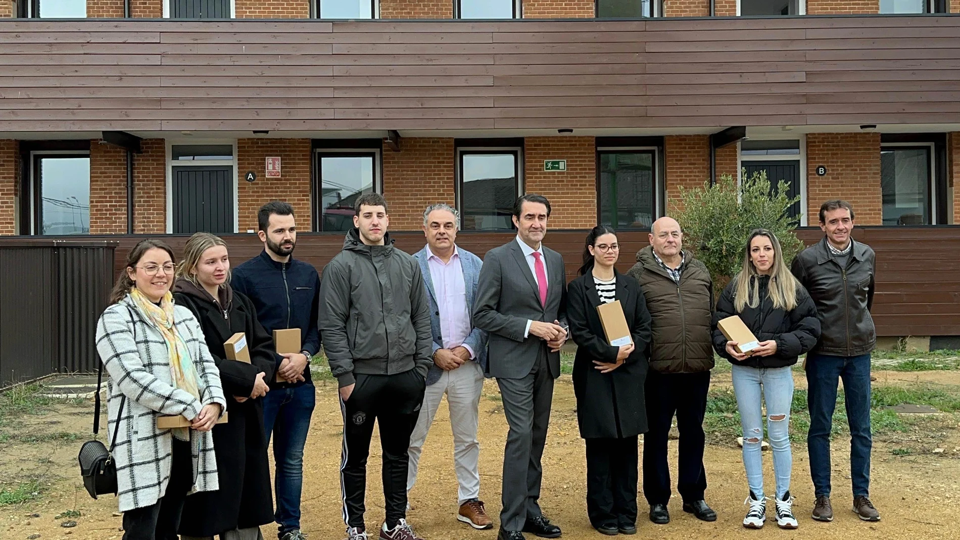 El consejero Suárez-Quiñones tras entregar las llaves de estas casas de camineros a jóvenes maragatos