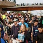 Imagen del puente Lucía Beamud siendo atravesado por miles de personas