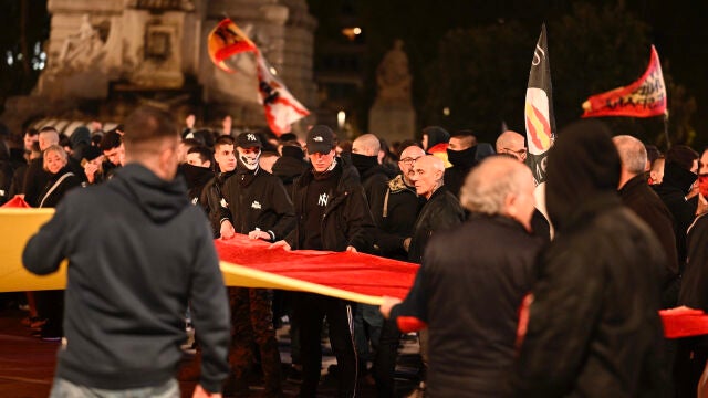 Dos centenares de personas protestan en Ferraz por la política del Gobierno