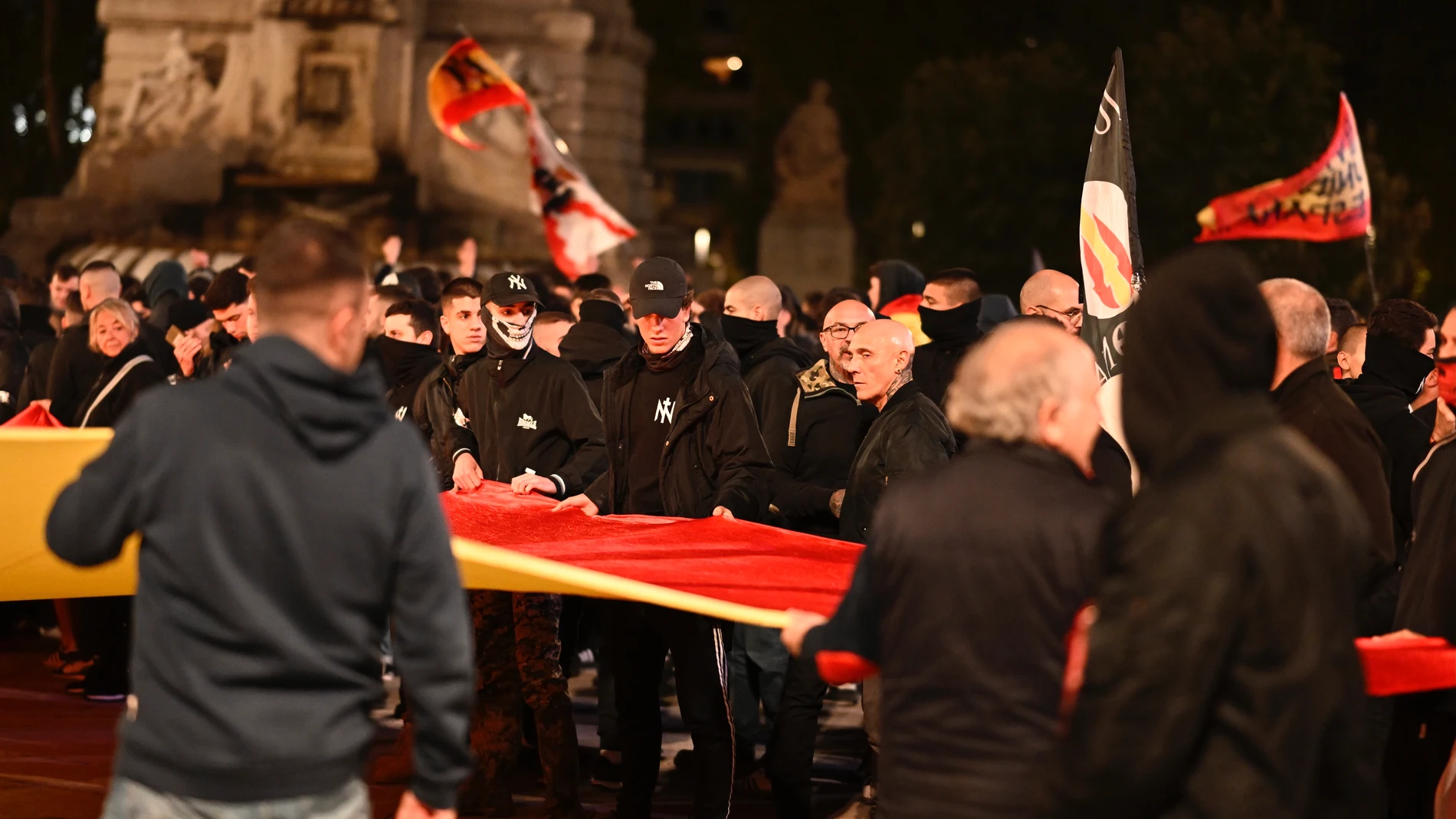 MADRID, 09/11/2024.- Más de 200 personas marchan este sábado en Madrid desde la plaza de España hacia la sede federal del PSOE, en la calle Ferraz, en protesta por la política del Gobierno cuando se cumple un año de las concentraciones en ese mismo lugar contra la ley de amnistía. EFE/Víctor Lerena