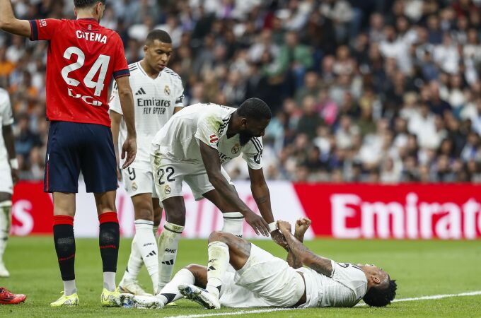 MADRID.-El defensa del Real Madrid Militao vuelve a romperse de gravedad en la rodilla