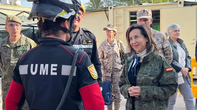 La ministra de Defensa, Margarita Robles, durante su visita a los militares desplegados en Valencia