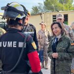 La ministra de Defensa, Margarita Robles, durante su visita a los militares desplegados en Valencia