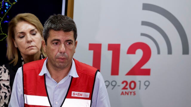 El presidente de la Generalitat, Carlos Mazón, y tras él, la vicepresidenta Susana Camarero